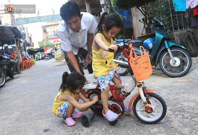 Vợ bỏ đi, người cha bệnh tật nhọc nhằn nuôi 2 bé gái sinh đôi xinh như thiên thần - Ảnh 11.