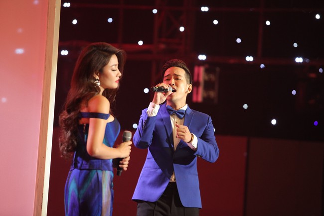 Tuyệt đỉnh song ca: Đ&agrave;m Vĩnh Hưng phấn kh&iacute;ch khi học tr&ograve; h&ocirc;n nhau tr&ecirc;n s&acirc;n khấu - Ảnh 4.