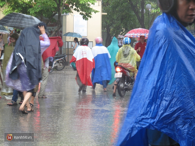 Phụ huynh v&agrave; SV t&igrave;nh nguyện dầm dưới mưa chờ th&iacute; sinh ho&agrave;n tất m&ocirc;n Vật l&yacute; - Ảnh 25.
