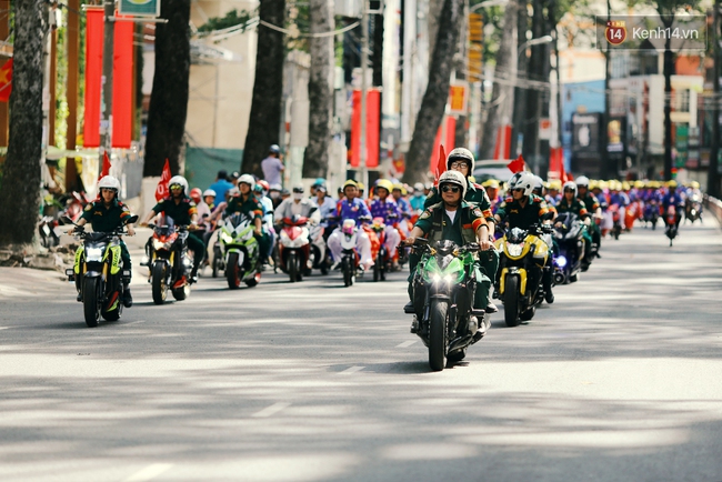 Đoàn mô tô và CSGT hộ tống 100 đôi uyên ương trong ngày cưới tập thể ở Sài Gòn - Ảnh 7.