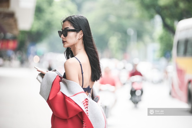 Street style ngày 2 Vietnam International Fashion Week: Giới trẻ Hà Nội bắt đầu bung lụa hơn ngày đầu - Ảnh 2.