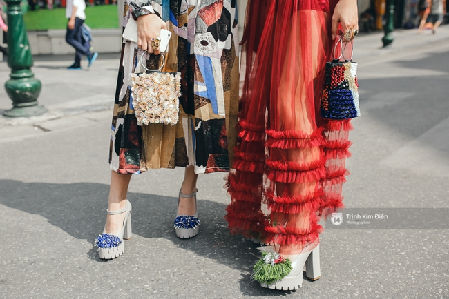 Street style ngày 5 VIFW: Mâu Thủy chơi lầy, đội mấn đạp xe trên phố cực lạ - Ảnh 11.