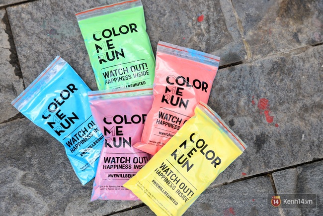 Hàng trăm bạn trẻ xếp hàng rồng rắn nhận Kit cho ngày hội La Vie Color Me Run sắp tới - Ảnh 9.