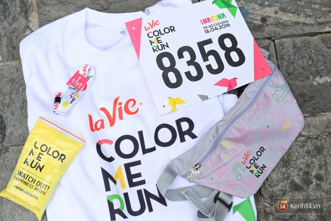 Hàng trăm bạn trẻ xếp hàng rồng rắn nhận Kit cho ngày hội La Vie Color Me Run sắp tới - Ảnh 10.