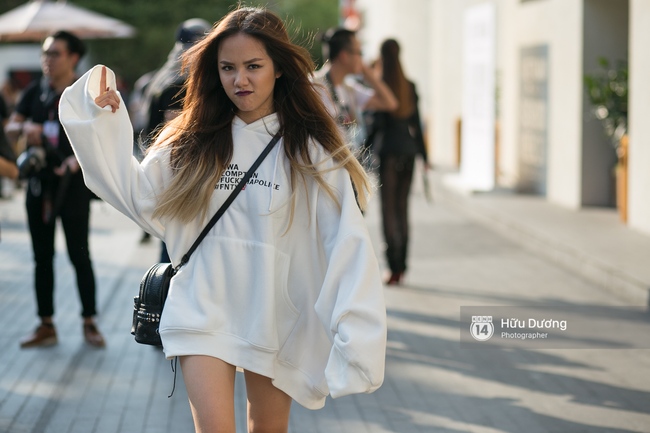 Street style ngày cuối của VIFW: mặc đẹp cũng phải có hội có phường - Ảnh 1.