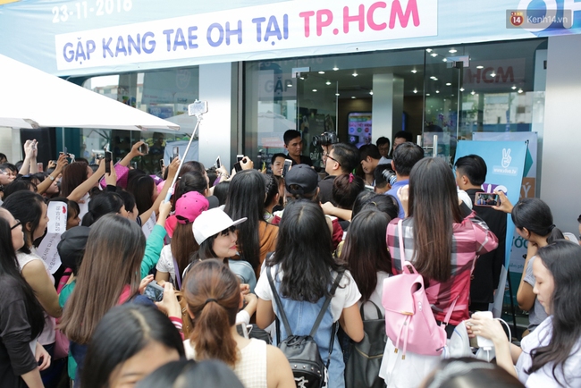 Mỹ nam Tuổi thanh xuân Kang Tae Oh giả Pikachu, thân thiện ôm khán giả nữ trong fan-meeting - Ảnh 2.