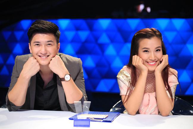 Trấn Th&agrave;nh th&aacute;ch thức Huỳnh Anh h&ocirc;n bạn g&aacute;i Ho&agrave;ng Oanh - Ảnh 7.