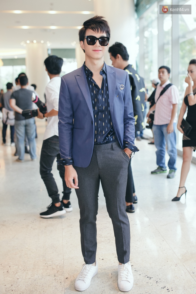L&ecirc; Kh&aacute;nh t&igrave;nh cảm kho&aacute;c tay chồng d&ugrave; sắp y&ecirc;u phi c&ocirc;ng điển trai - Ảnh 7.