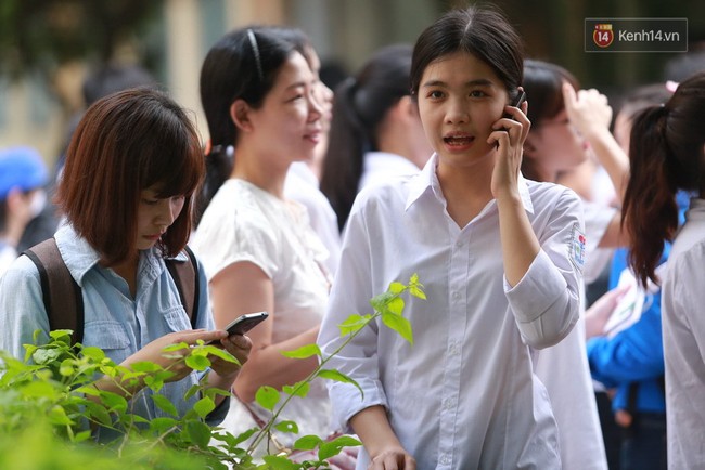 Ngày thứ 2 của kỳ thi Đánh giá năng lực: Thí sinh đến sớm, xếp hàng ngay ngắn vào phòng thi - Ảnh 3.