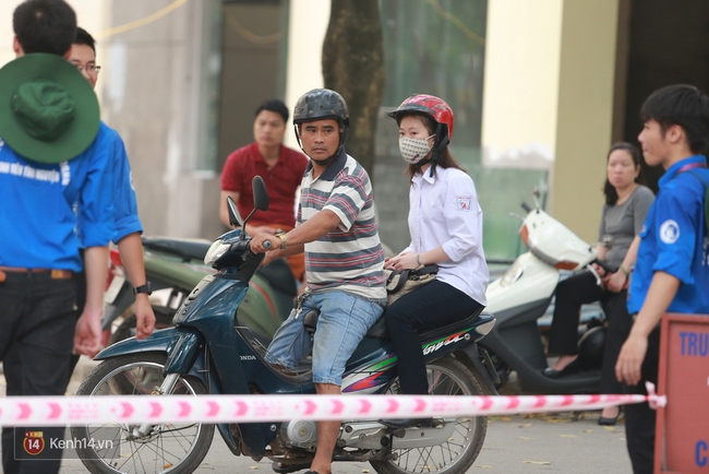 Sáng nay, 70.000 sĩ tử bước vào kỳ thi Đánh giá năng lực của trường ĐH Quốc gia - Ảnh 2.