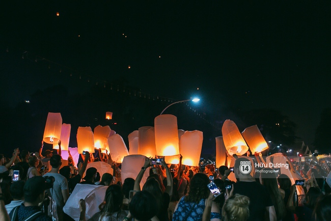 Có bạn nào đang ở Chiang Mai và vừa được ngắm hai lễ hội đèn trời tuyệt đẹp ở đây không? - Ảnh 4.