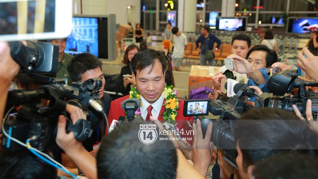 Sau những kỳ tích tại Olympic 2016, người hùng Hoàng Xuân Vinh đã trở về bên gia đình, bên người vợ thân yêu - Ảnh 14.