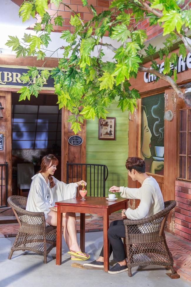 Hari Won nh&aacute; h&agrave;ng hậu trường vui nhộn của MV Anh cứ đi đi - Ảnh 8.