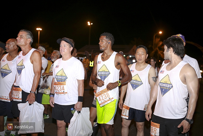 Ch&agrave;ng trai bất ngờ cầu h&ocirc;n bạn g&aacute;i sau khi ho&agrave;n th&agrave;nh đường chạy Marathon d&agrave;i h&agrave;ng chục km - Ảnh 1.