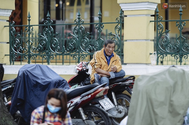 Người Sài Gòn khoác áo ấm trong tiết trời mát lạnh kèm mưa phùn từ sáng đến trưa - Ảnh 2.