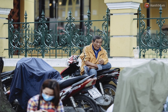 Người S&agrave;i G&ograve;n kho&aacute;c &aacute;o ấm trong tiết trời m&aacute;t lạnh k&egrave;m mưa ph&ugrave;n từ s&aacute;ng đến trưa - Ảnh 2.