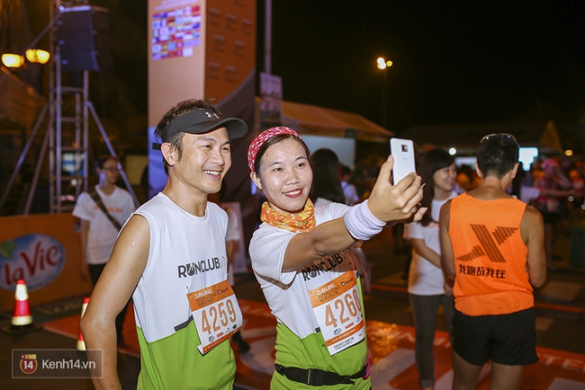 Chàng trai bất ngờ cầu hôn bạn gái sau khi hoàn thành đường chạy Marathon dài hàng chục km - Ảnh 2.