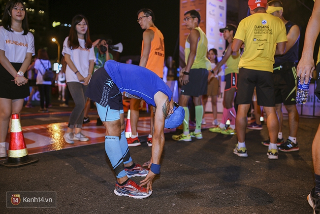 Chàng trai bất ngờ cầu hôn bạn gái sau khi hoàn thành đường chạy Marathon dài hàng chục km - Ảnh 3.