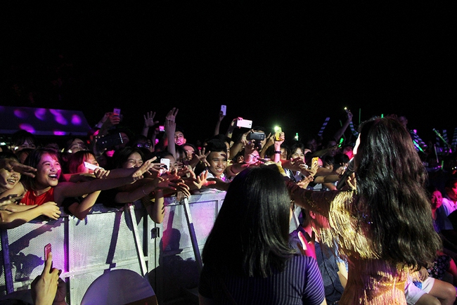Fan tr&agrave;n qua h&agrave;ng r&agrave;o chắn, tr&egrave;o l&ecirc;n c&acirc;y ủng hộ liveshow Đ&ocirc;ng Nhi - Ảnh 5.