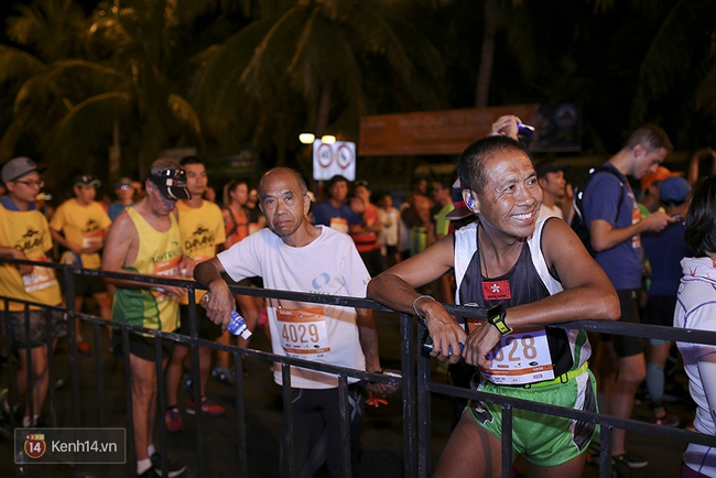 Chàng trai bất ngờ cầu hôn bạn gái sau khi hoàn thành đường chạy Marathon dài hàng chục km - Ảnh 4.