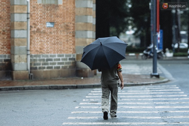 Người Sài Gòn khoác áo ấm trong tiết trời mát lạnh kèm mưa phùn từ sáng đến trưa - Ảnh 6.