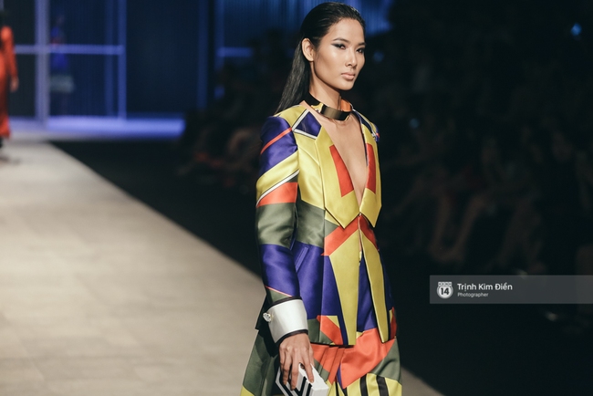 Phí Phương Anh lại xuất hiện trên sàn diễn thời trang, đọ trình catwalk cùng đàn chị - Ảnh 10.