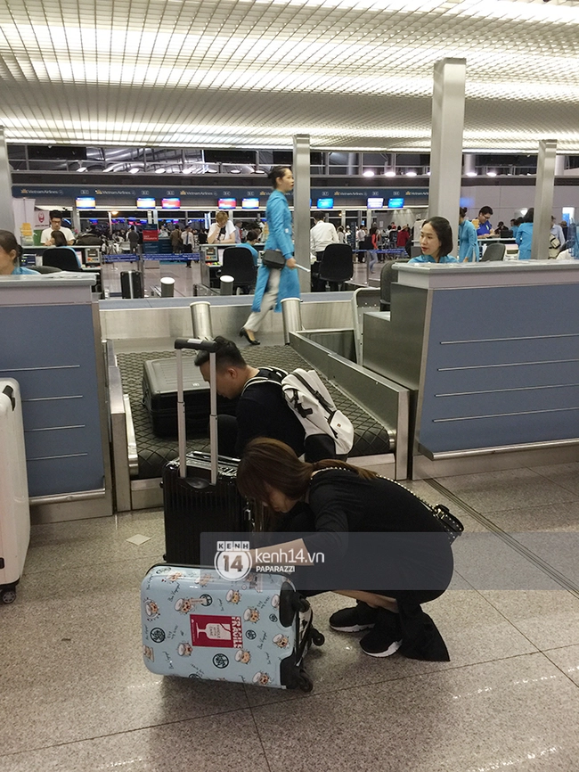 Trấn Thành - Hari Won diện giày đôi, ôm nhau tình tứ ở sân bay - Ảnh 3.