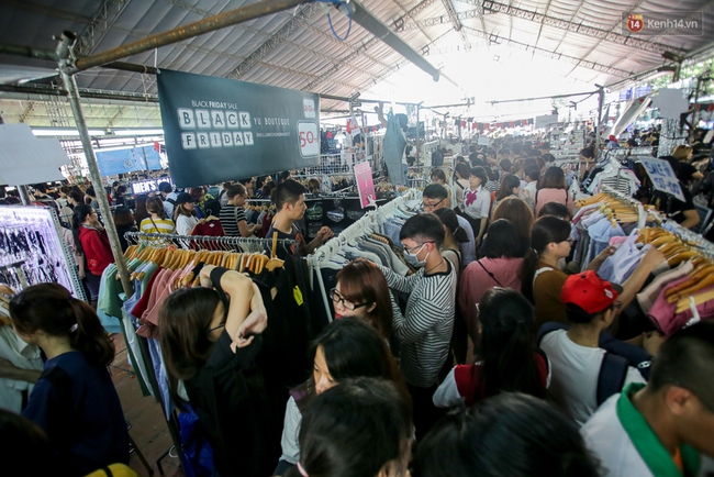 Người Sài Gòn - Hà Nội đổ xô đến các Trung tâm thương mại để săn hàng giảm giá khủng trong ngày Black Friday - Ảnh 27.