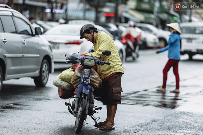 Người Sài Gòn khoác áo ấm trong tiết trời mát lạnh kèm mưa phùn từ sáng đến trưa - Ảnh 4.