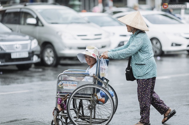 Người Sài Gòn khoác áo ấm trong tiết trời mát lạnh kèm mưa phùn từ sáng đến trưa - Ảnh 5.