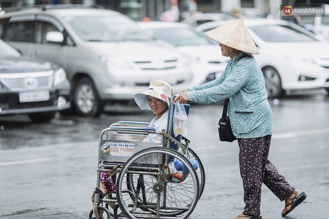 Người S&agrave;i G&ograve;n kho&aacute;c &aacute;o ấm trong tiết trời m&aacute;t lạnh k&egrave;m mưa ph&ugrave;n từ s&aacute;ng đến trưa - Ảnh 5.