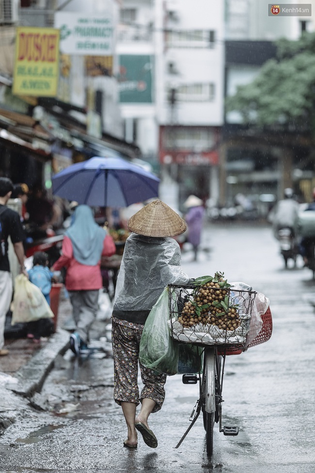Người Sài Gòn khoác áo ấm trong tiết trời mát lạnh kèm mưa phùn từ sáng đến trưa - Ảnh 7.