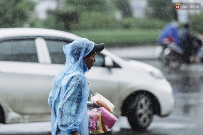 Người Sài Gòn khoác áo ấm trong tiết trời mát lạnh kèm mưa phùn từ sáng đến trưa - Ảnh 8.