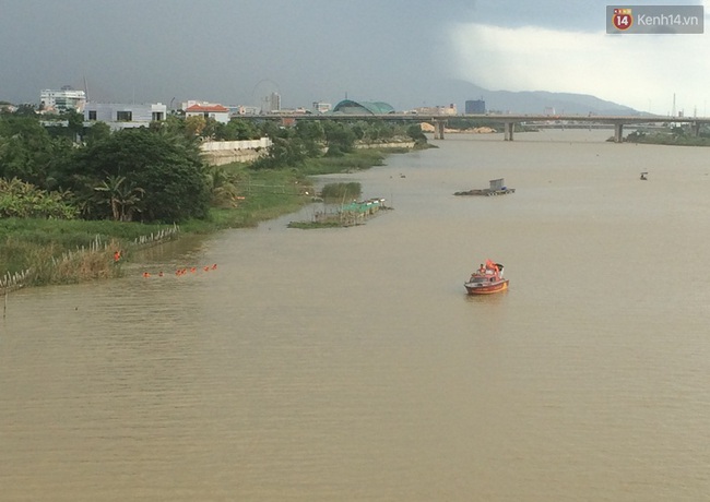 Đà Nẵng: Người đàn ông nhảy cầu tự tử trước sự ngỡ ngàng của người đi đường - Ảnh 2.