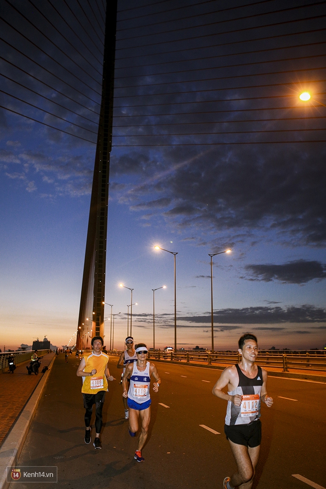 Chàng trai bất ngờ cầu hôn bạn gái sau khi hoàn thành đường chạy Marathon dài hàng chục km - Ảnh 8.