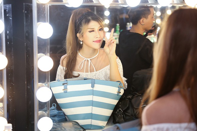 Thu Minh - Trang Ph&aacute;p li&ecirc;n tục &ocirc;m h&ocirc;n nhau mừng hit mới tại Vietnam Idol - Ảnh 12.