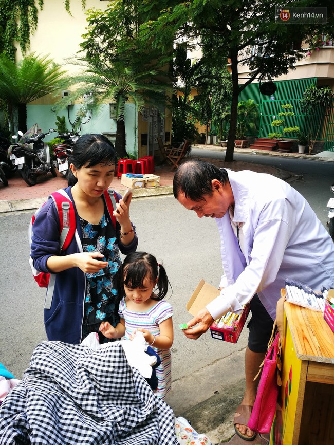 Phiên chợ vui vẻ ở Sài Gòn - Nơi người ta chỉ cần 3k để mua sắm, cắt tóc và chụp ảnh - Ảnh 12.
