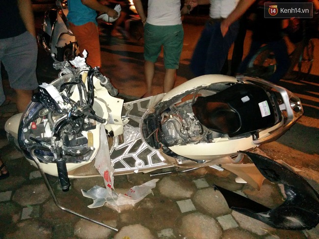 Hà Nội: Lái xe Camry gây tai nạn kéo lê xe máy hơn 3km, dân bức xúc đuổi đánh - Ảnh 1.