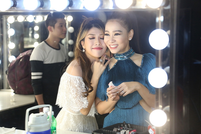 Thu Minh - Trang Pháp liên tục ôm hôn nhau mừng hit mới tại Vietnam Idol - Ảnh 2.