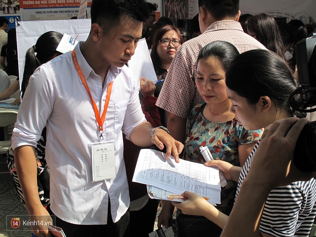 Ng&agrave;y hội tư vấn x&eacute;t tuyển ĐH - CĐ thu h&uacute;t h&agrave;ng trăm học sinh - Ảnh 3.