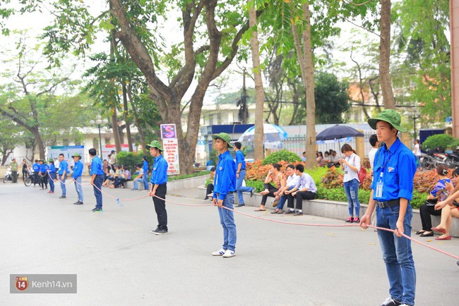 Ngày thứ 2 của kỳ thi Đánh giá năng lực: Thí sinh đến sớm, xếp hàng ngay ngắn vào phòng thi - Ảnh 7.