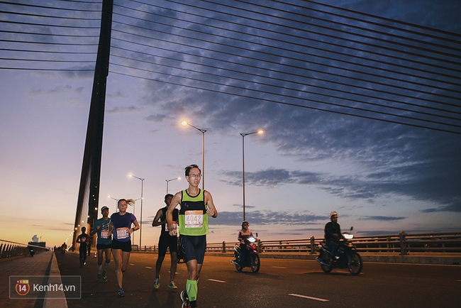 Chàng trai bất ngờ cầu hôn bạn gái sau khi hoàn thành đường chạy Marathon dài hàng chục km - Ảnh 10.