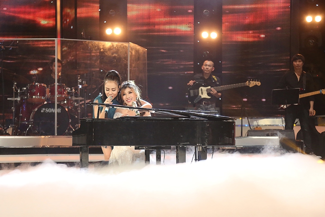 Thu Minh - Trang Ph&aacute;p li&ecirc;n tục &ocirc;m h&ocirc;n nhau mừng hit mới tại Vietnam Idol - Ảnh 5.