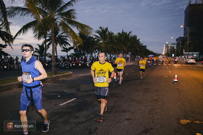 Ch&agrave;ng trai bất ngờ cầu h&ocirc;n bạn g&aacute;i sau khi ho&agrave;n th&agrave;nh đường chạy Marathon d&agrave;i h&agrave;ng chục km - Ảnh 11.