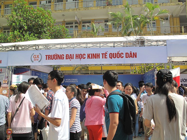 Ng&agrave;y hội tư vấn x&eacute;t tuyển ĐH - CĐ thu h&uacute;t h&agrave;ng trăm học sinh - Ảnh 1.