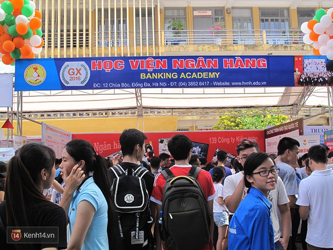 Ng&agrave;y hội tư vấn x&eacute;t tuyển ĐH - CĐ thu h&uacute;t h&agrave;ng trăm học sinh - Ảnh 2.