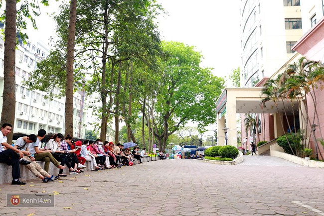 Phụ huynh, t&igrave;nh nguyện vi&ecirc;n vạ vật trong nắng n&oacute;ng, chờ đợi sĩ tử dự thi đ&aacute;nh gi&aacute; năng lực - Ảnh 4.