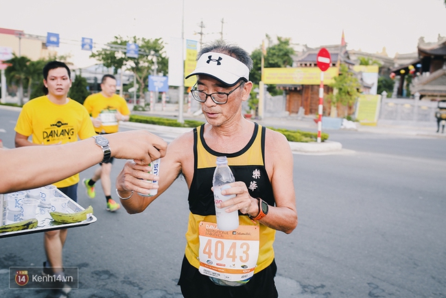 Chàng trai bất ngờ cầu hôn bạn gái sau khi hoàn thành đường chạy Marathon dài hàng chục km - Ảnh 12.