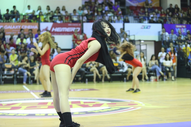 Nữ sinh trường quốc tế nhảy cực sung cổ vũ bóng rổ - Ảnh 5.