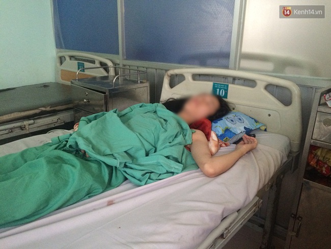 Mẹ nữ sinh bị đ&acirc;m ở S&agrave;i G&ograve;n: Kẻ đ&acirc;m con g&aacute;i từng nhiều lần hăm dọa v&igrave; t&ocirc;i kh&ocirc;ng cho 2 đứa gặp nhau - Ảnh 1.